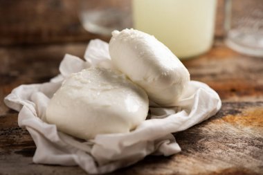 Ahşap arka plan beyaz kumaş üzerine taze mozzarella peyniri