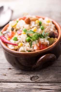 Ahşap masa üzerinde geleneksel İtalyan pirinç salatası