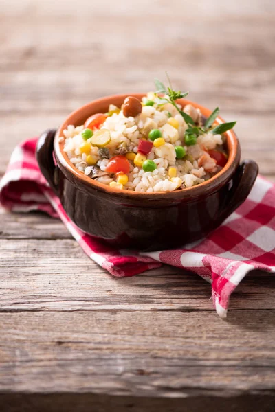 Ahşap masa üzerinde geleneksel İtalyan pirinç salatası