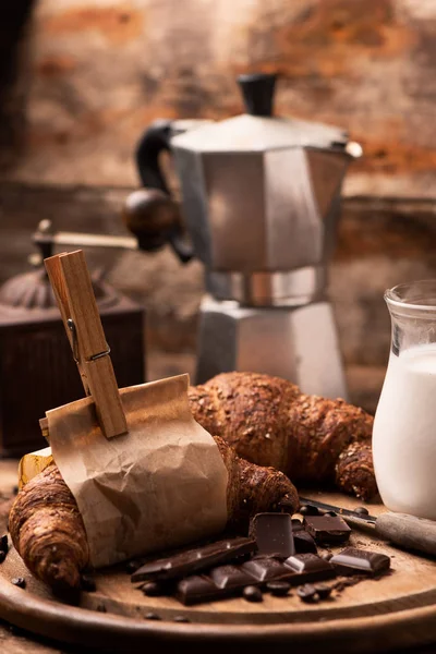 Croissants Uma Mesa Madeira Rústica — Fotografia de Stock