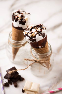 İki cornetto dondurma. Wafle beyaz arka plan üzerinde vanilyalı dondurma