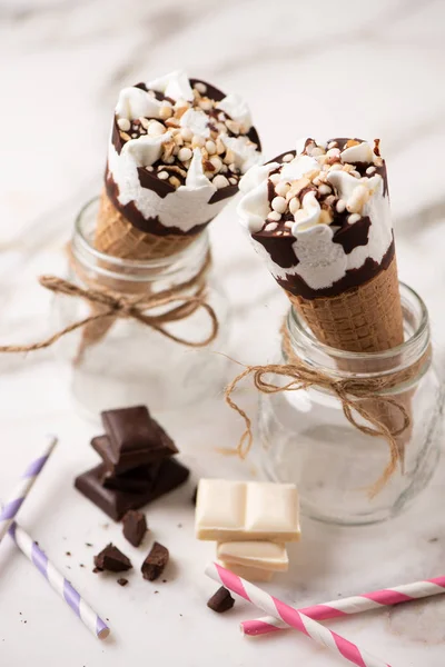 Dois Gelados Cornetto Sorvete Baunilha Wafle Fundo Branco — Fotografia de Stock