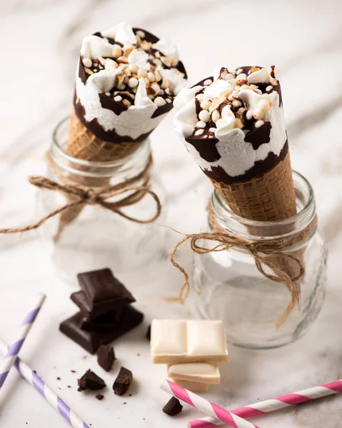 Dois Gelados Cornetto Sorvete Baunilha Wafle Fundo Branco — Fotografia de Stock