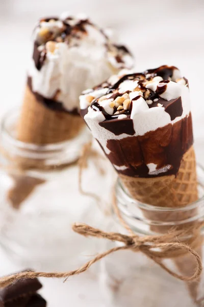 Два Корнетто Морозива Ванільне Морозиво Вафлі Білому Тлі — стокове фото