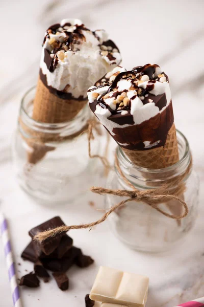 Dois Gelados Cornetto Sorvete Baunilha Wafle Fundo Branco — Fotografia de Stock