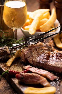 Kesme tahtasında ızgara biftek.