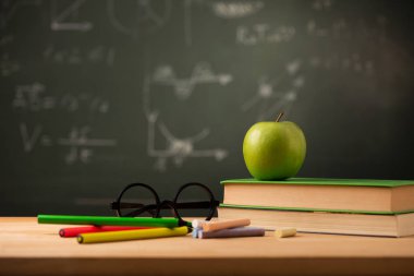 Apple theacher masasında kitap. Geri scool kavramı