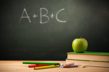 Apple theacher masasında kitap. Geri scool kavramı