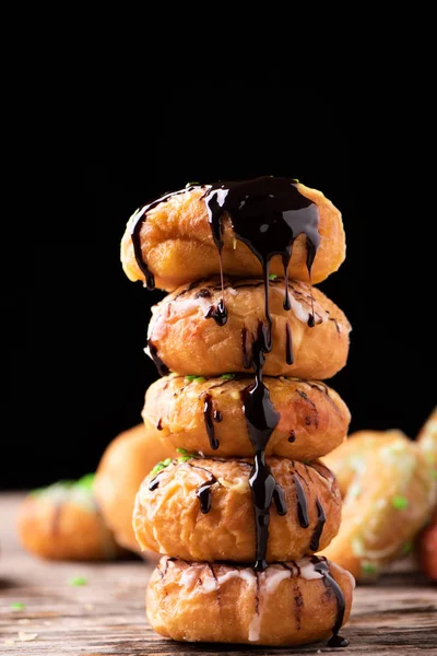 Donuts Bedekt Met Choccolate Saus Een Woodentable — Stockfoto