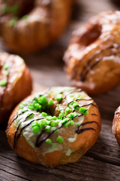 Rosquillas Frescas Sobre Mesa Madera Cerca — Foto de Stock