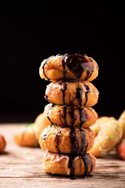 Donuts Bedekt Met Choccolate Saus Een Houten Tafel — Stockfoto