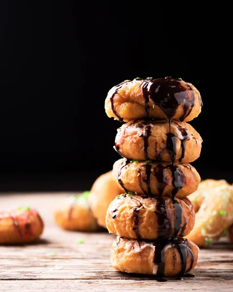 Donuts Bedekt Met Choccolate Saus Een Houten Tafel — Stockfoto