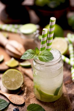 Caipirinha kokteyl cam ahşap tablo. 