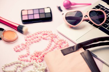 Kadın iş yerinde defter ve makyaj ile. Üstten görünüm