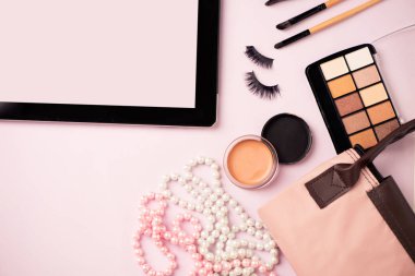 Kadın iş yerinde defter ve makyaj ile. Üstten görünüm