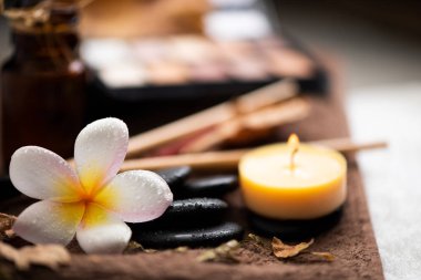 Spa ayarı wirh havluda makyaj