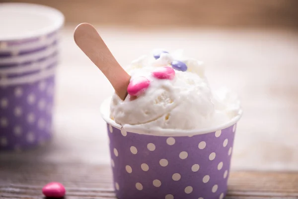 Vanilla Ice Cream Smarties Table — Stock Photo, Image