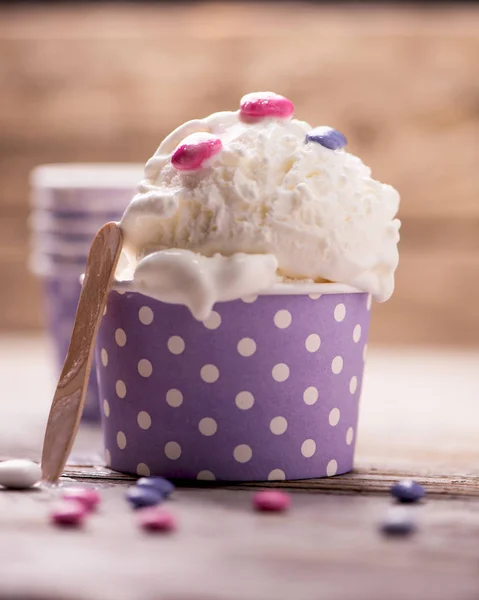 Vanille Ijs Met Smarties Een Tafel — Stockfoto