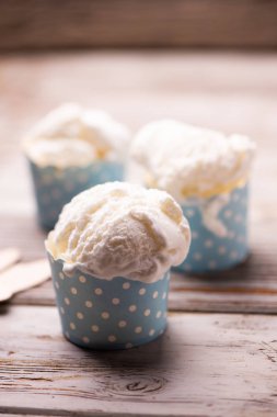 Yumuşak lezzetli vanila dondurma bir tablo