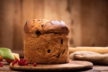 Ahşap masa üzerinde İtalyan Noel kek. Ev yapımı Panettone