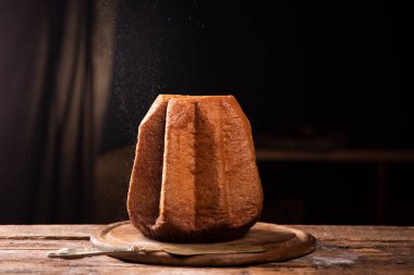 İtalyan Noel kek. Ahşap masa üzerinde ev yapımı Pandoro