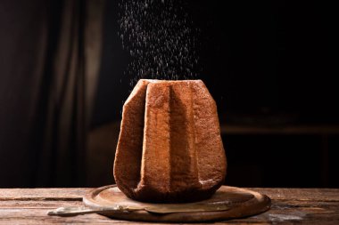 İtalyan Noel kek. Ahşap masa üzerinde ev yapımı Pandoro