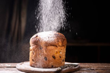 Ahşap masa üzerinde İtalyan Noel kek. Ev yapımı Panettone