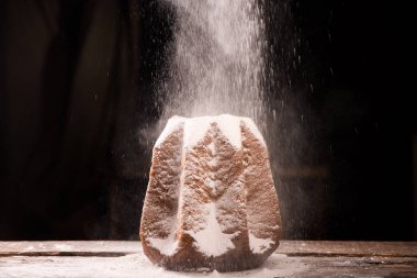 İtalyan Noel kek. Ahşap masa üzerinde ev yapımı Pandoro
