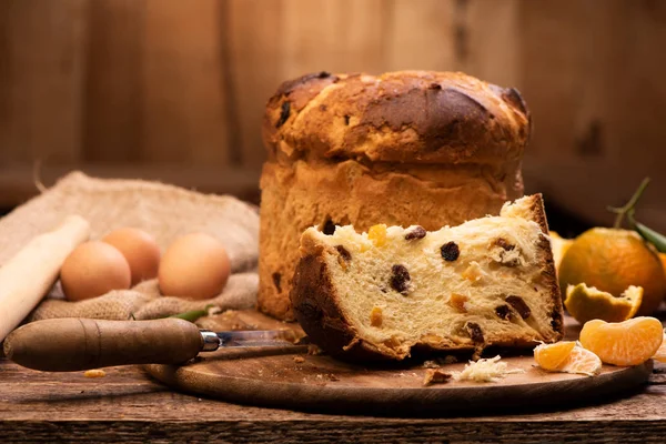 Ahşap masa üzerinde İtalyan Noel kek. Ev yapımı Panettone