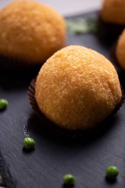 Lezzetli pirinç topu siyah masada