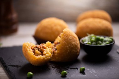 Lezzetli pirinç topu siyah masada