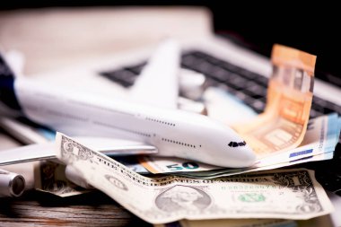 Uçak Lirası üstünde bir not defteri. Seyahat kavramı