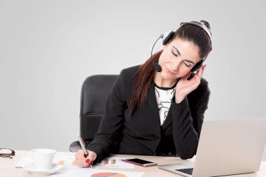 Genç kadın müşteri destek ile masaya oturan mezartaşı 