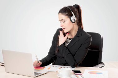 Genç kadın müşteri destek ile masaya oturan mezartaşı 