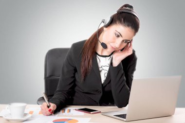 Genç kadın müşteri destek ile masaya oturan mezartaşı 