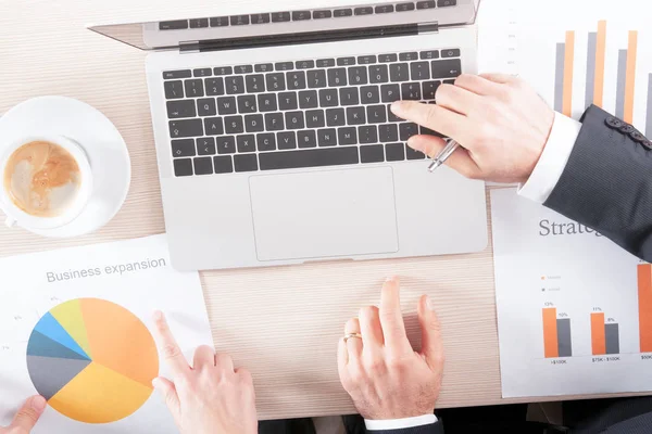 Gente Negocios Discutiendo Cartas Financieras Cerca — Foto de Stock