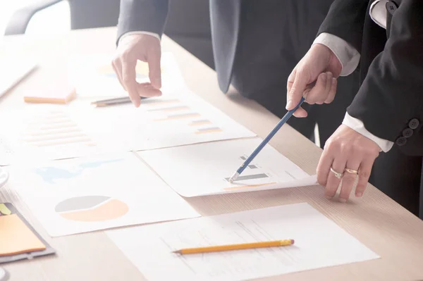 Gente Negocios Discutiendo Cartas Financieras Cerca — Foto de Stock