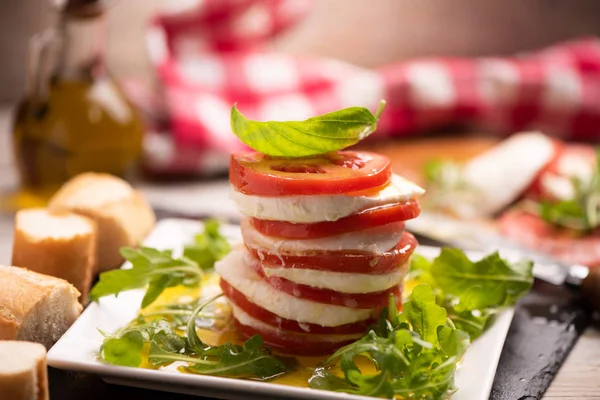 Salada Caprese Italiana Fesh Com Mussarela Fatiada Ervas — Fotografia de Stock