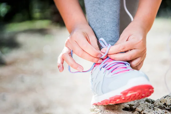 Παπούτσια Για Τρέξιμο Γυναίκα Δένοντας Κορδόνια Παπουτσιών Γυναικεία Αθλητικά Γυμναστήριο — Φωτογραφία Αρχείου