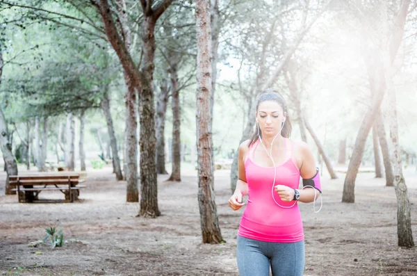 Jeune Femme Courant Dans Parc — Photo