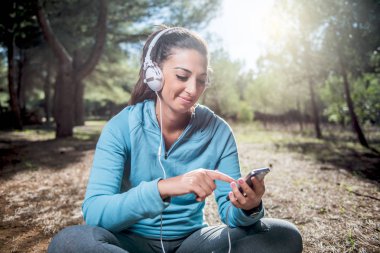 Başlamadan önce onun akıllı telefon app, fitness kavramı kurma çalıştıran atletik kadın