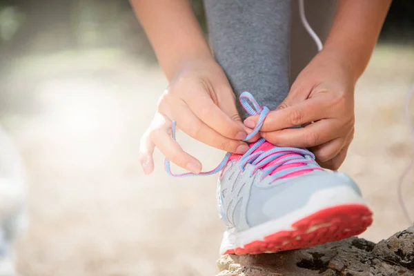 Παπούτσια Για Τρέξιμο Γυναίκα Δένοντας Κορδόνια Παπουτσιών Στο Υπαίθριο Πάρκο — Φωτογραφία Αρχείου