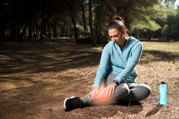 Coureur Sport Blessure Genou Femme Dans Douleur Courant Dans Parc — Photo