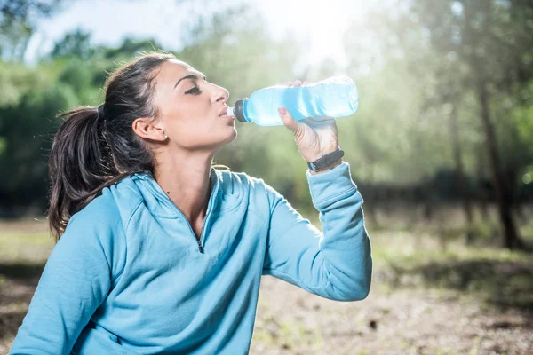 Jeune Femme Reposant Buvant Dans Une Bouteille Plastique Après Avoir — Photo