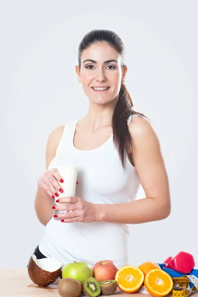 Νεαρή Γυναίκα Κρατώντας Ένα Ποτήρι Γάλα Λευκό Φόντο — Φωτογραφία Αρχείου