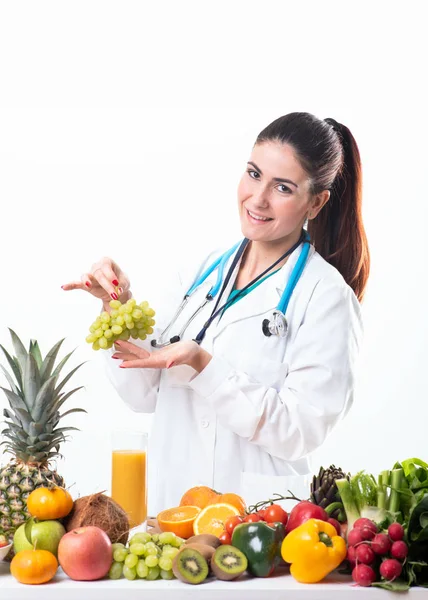 Διατροφή Γιατρός Κρατάει Ένα Σταφύλι Φρούτα — Φωτογραφία Αρχείου