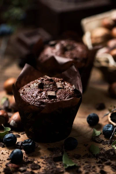 Muffins op houten tafel — Stockfoto