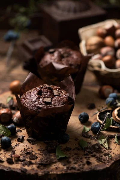 Muffins op houten tafel — Stockfoto