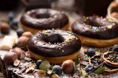 Ahşap masa üzerinde çikolatalı çörek. Yakın çekim