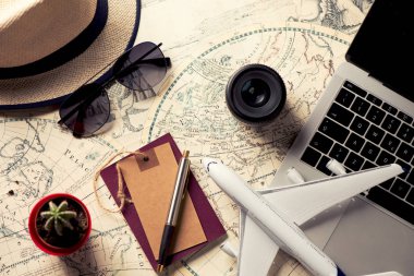 Seyahat için aksesuarlar. Pasaport, fotoğraf makinesi, akıllı telefon ve seyahat haritası. Üst Manzara. Tatil ve turizm konsepti